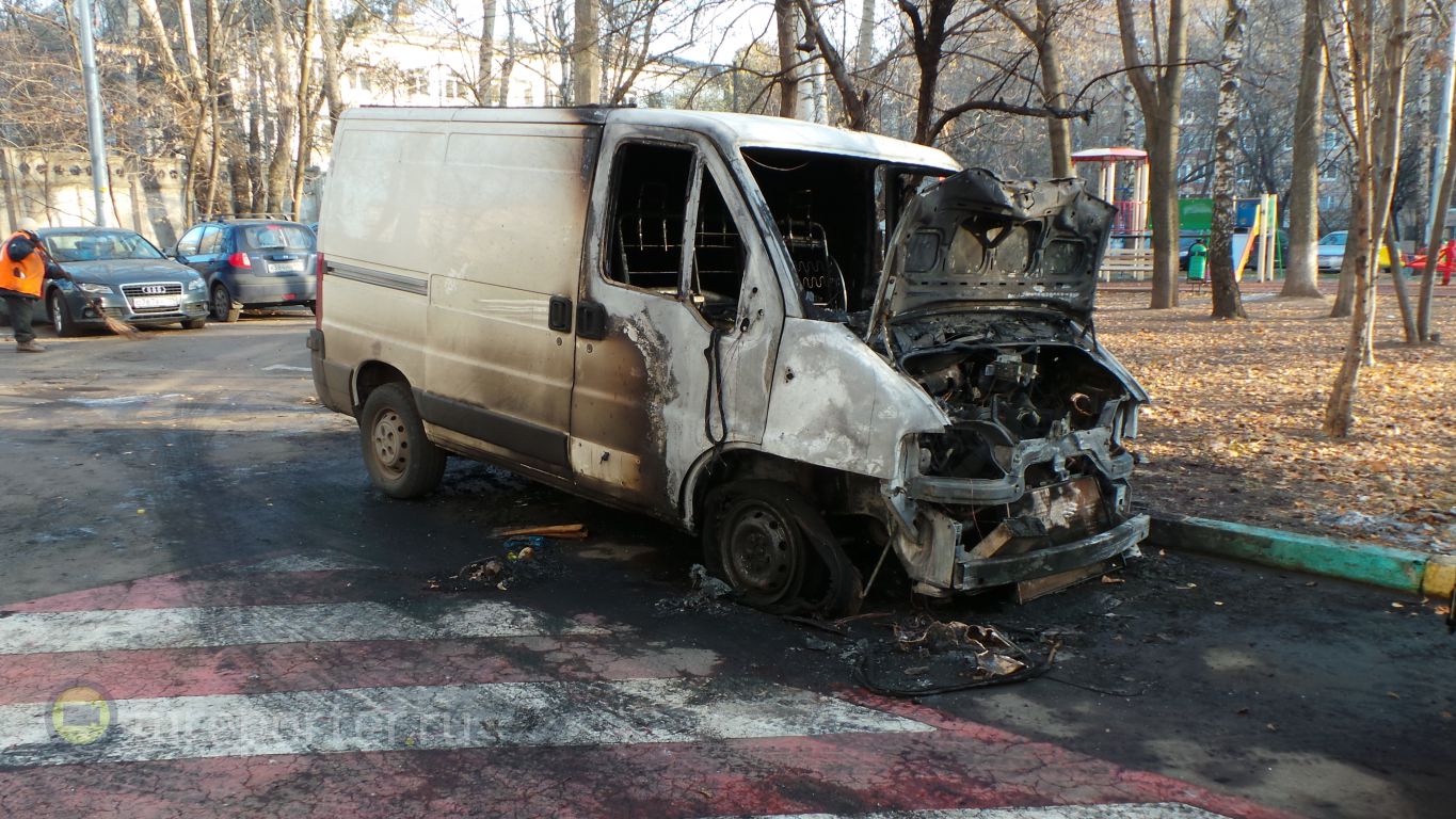 В районе Царицыно ночью произошло несколько возгораний автомобилей :: ВЫ  ОЧЕВИДЕЦ ::