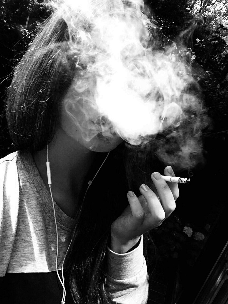 Девушка в дыму без лица