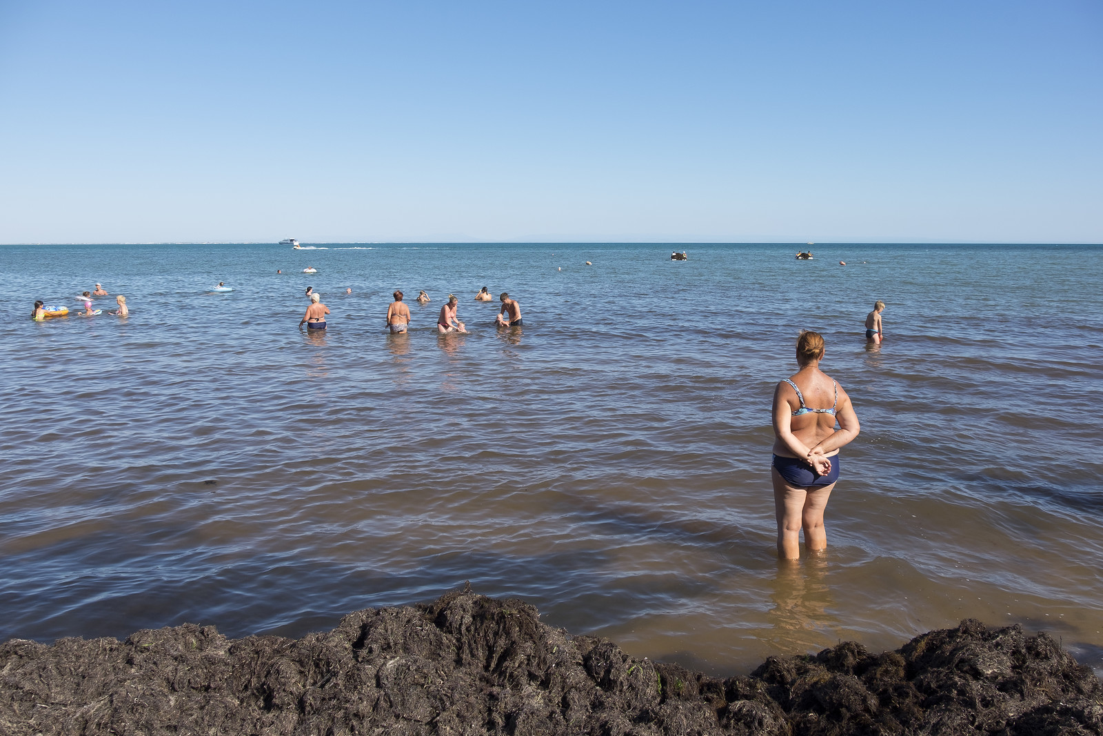 Люди отдыхают на море в Крыму