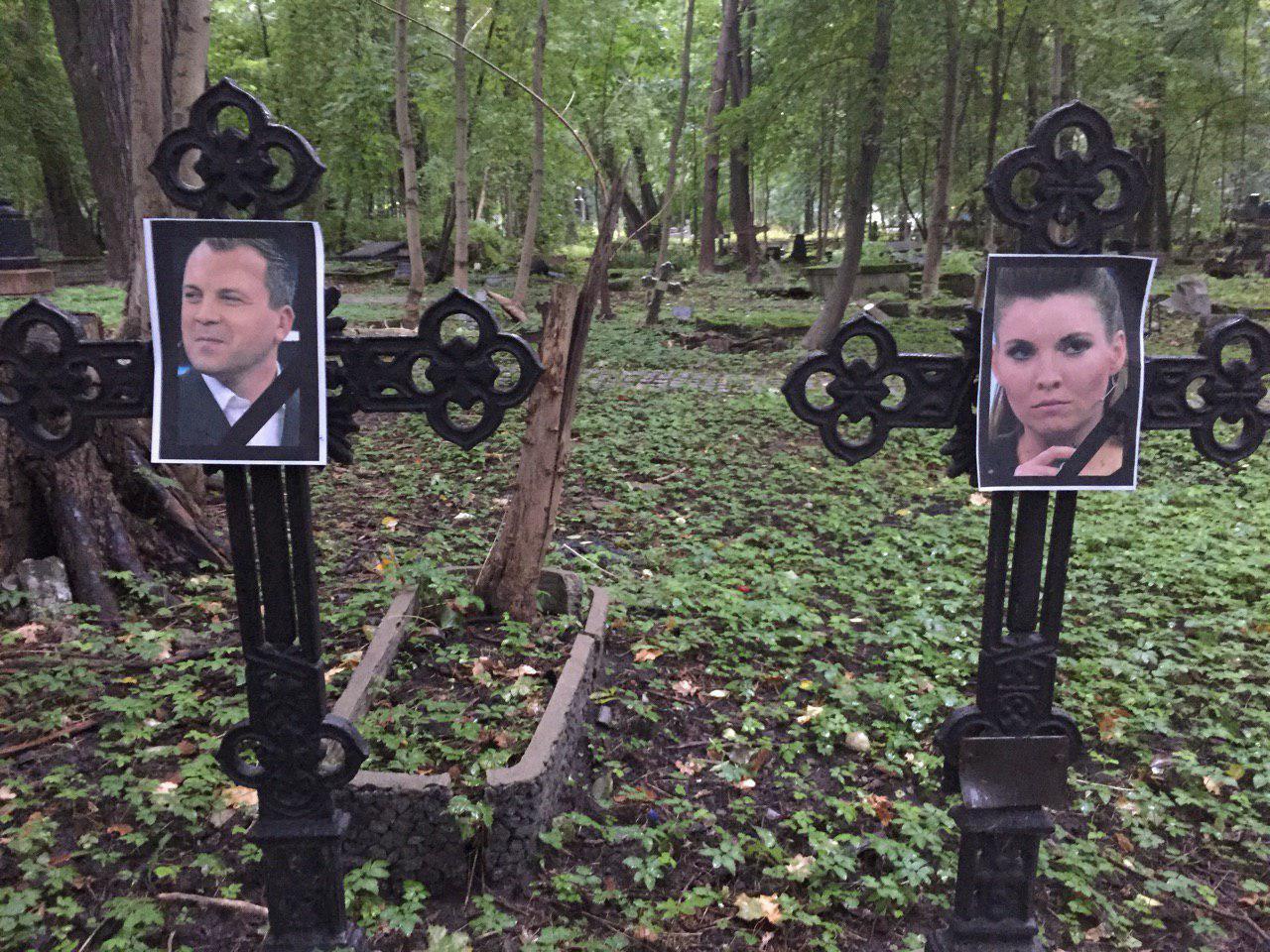 Портреты политиков на кладбище