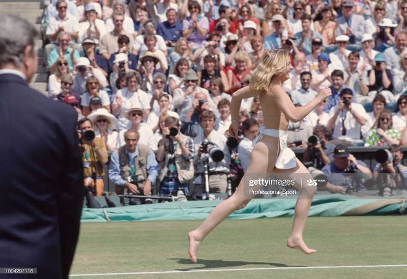 Стройная блондинка с торчащими сосками целуется с лысым приятелем на теннисном корте и трахается с ним