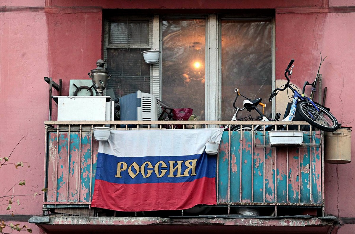 Флаг России на балконе