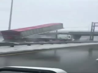 Столкновение грузовика с мостом в Репантиньи, Квебек (Канада)