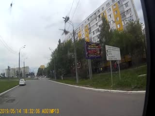 Водитель маршрутки столкнулся с автобусом в Саранске.
