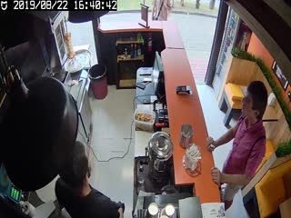 Знойный восточный красавец украл 1 кг кофе из кофейни
