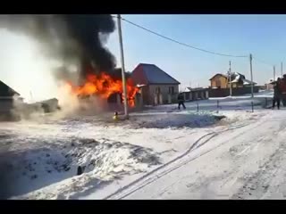 В Омской области взорвался горящий дом с гаражом