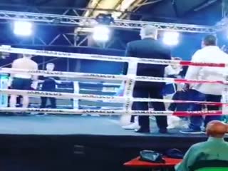 Боксёр выпал с ринга