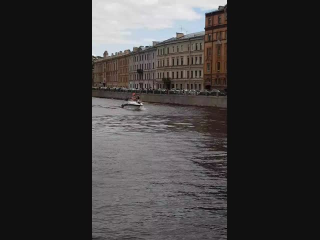 Девушка ударилась головой о мост