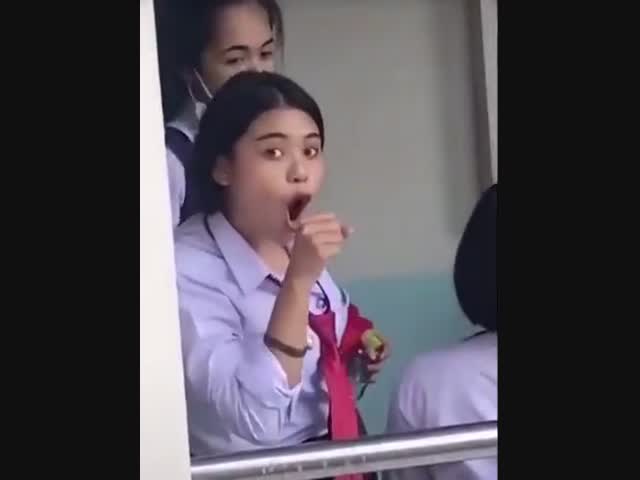 Девушка очень любит мороженое