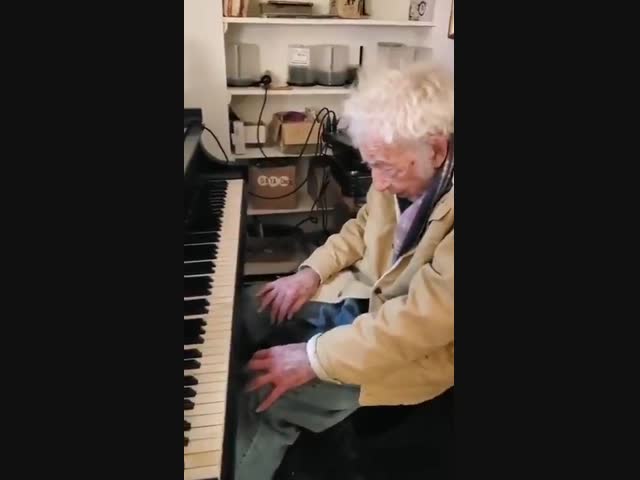 94-летний музыкант играет 