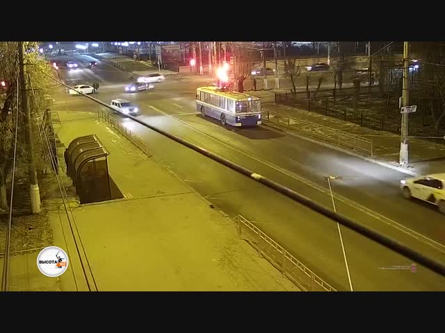 В Волгограде от удара на перекрестке раскидало иномарки: досталось троллейбусу