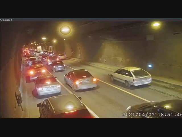 В Лефортовском тоннеле, что в Москве, внезапно вспыхнула старая иномарка