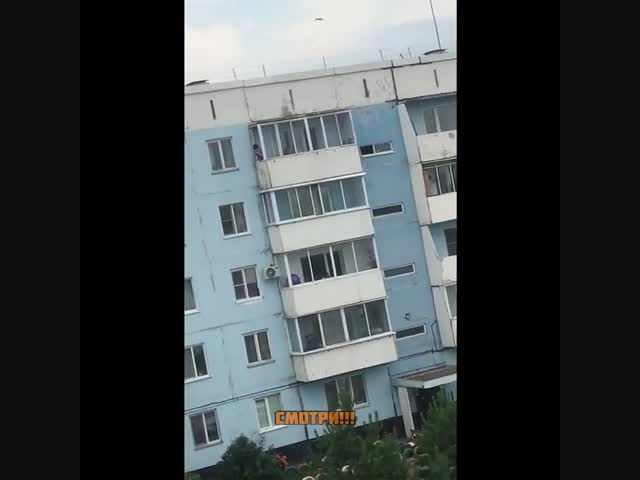В посёлке Инской Кемеровской области пьяная женщина выпала с балкона 5-го этажа