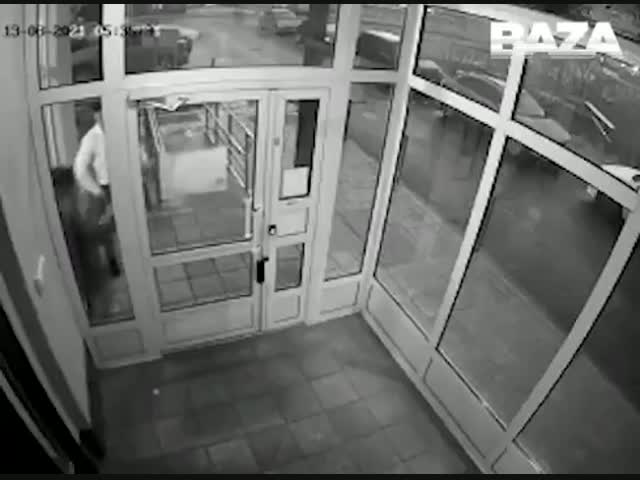 Мужчина избивает девушку в подъезде жилого дома