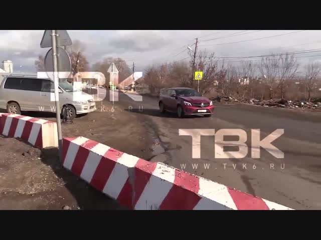 На съёмочную группу телеканала ТВК в Красноярске напала неадекватная парочка когда заезжали под кирпич на перекрытой дороге.