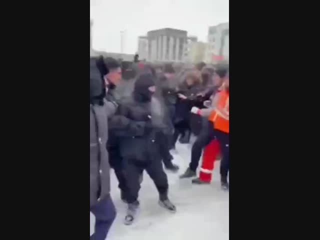 Протестующие и силовики вступили в схватку в Казахстане