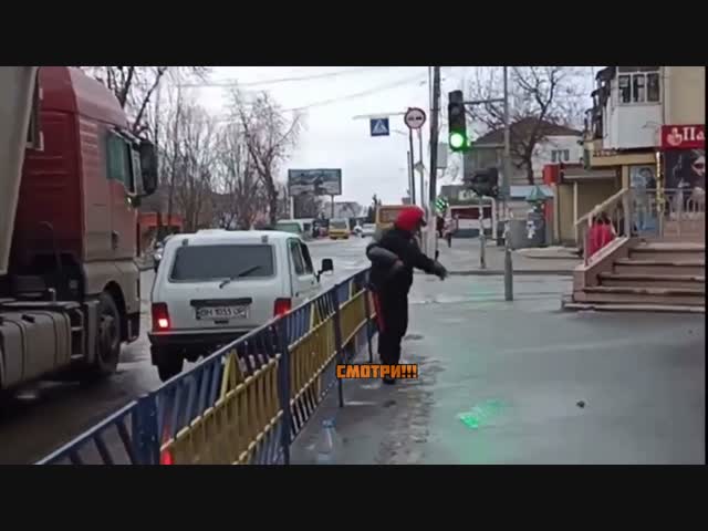 В Подольске Одесской области мужчина устроил самоподжог возле здания полиции