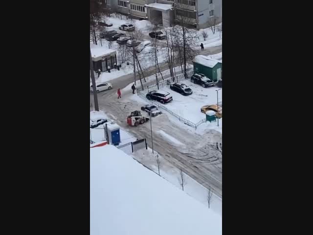 Водитель снегоуборщика закопал в сугроб припаркованные на проезде «жигули»