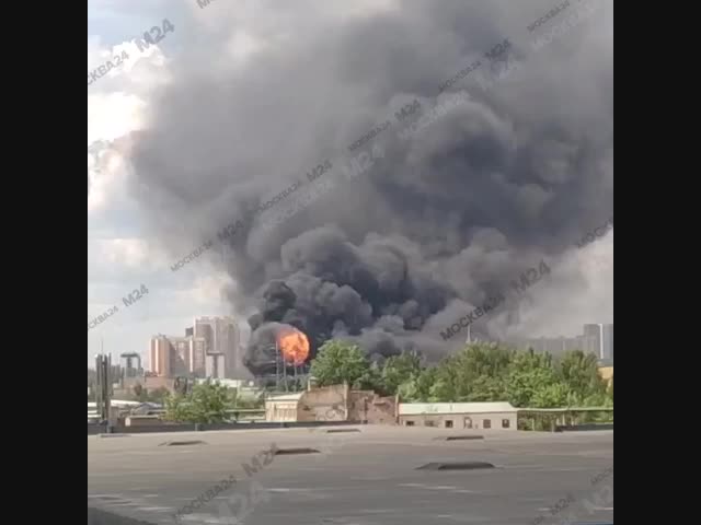 Мощный пожар на лакокрасочном заводе в подмосковном Одинцово