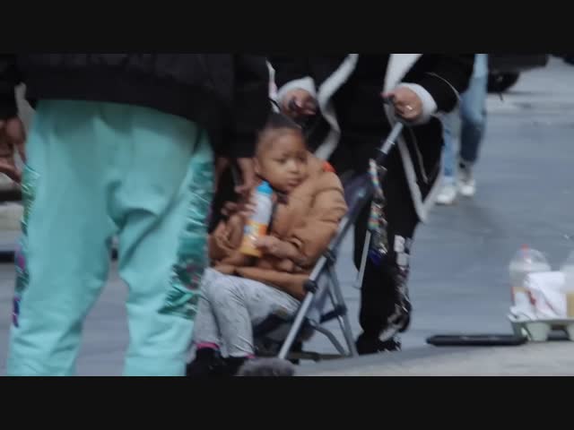 Рука из сериала Уэнздей (Wednesday, 2022) на улицах Нью-Йорка