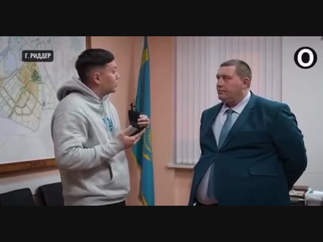 Скользкий тип. Только не смотрите на живот!