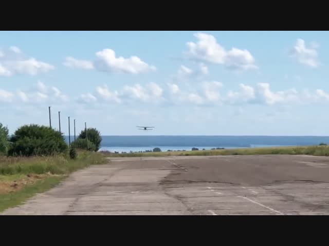 Автомобиль выехал на посадочную полосу за секунды до приземления самолёта