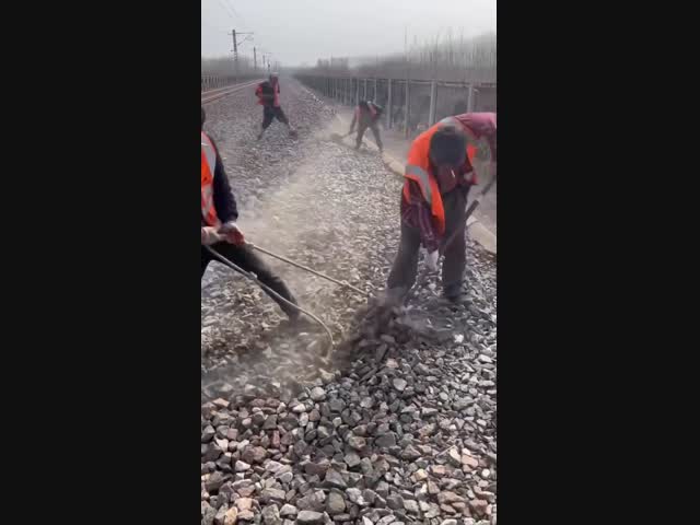 Два солдата из стройбата - заменяют экскаватор