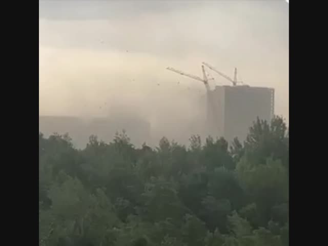 В Петербурге рухнул строительный кран
