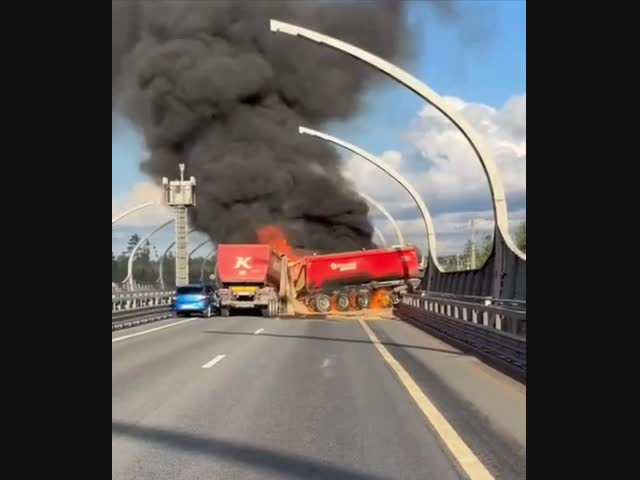 Пожар после столкновения фур в Петербурге