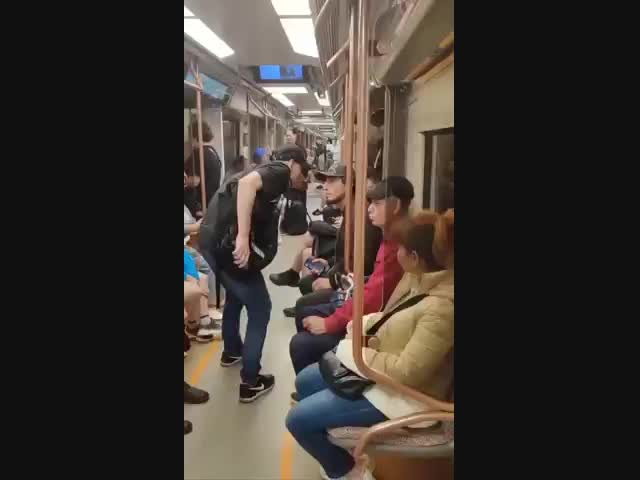Не стоит приставать к пассажирам в метро