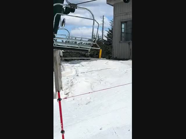 На горнолыжном склоне лучше не снимать лыжи