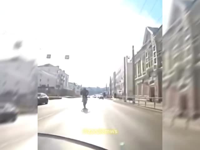 Мотоциклист неудачно встал на заднее колесо