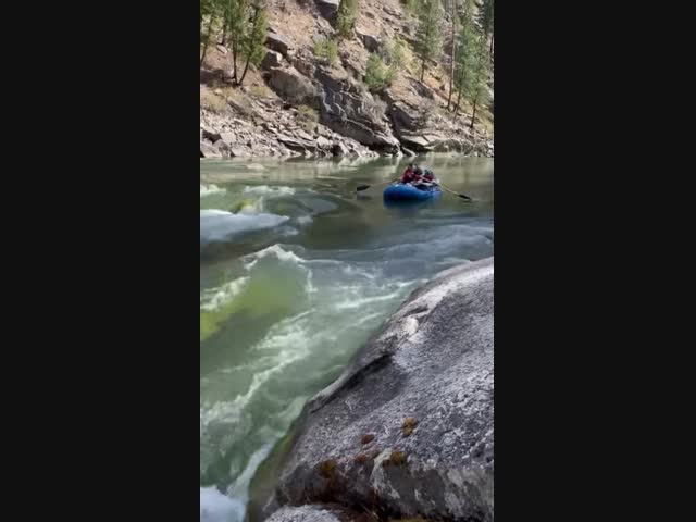 Девушка сама себя ударила веслом и упала в воду