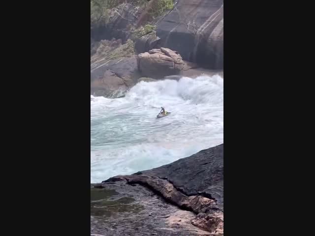 Отважные спасатели на водных мотоциклах