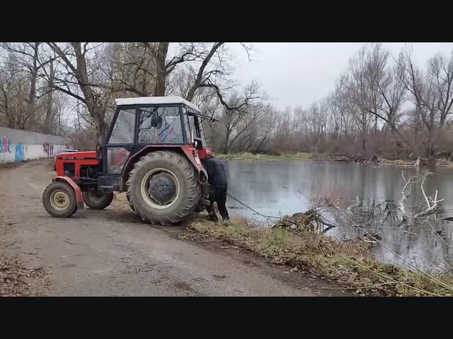 Непривычная позиция для трактора