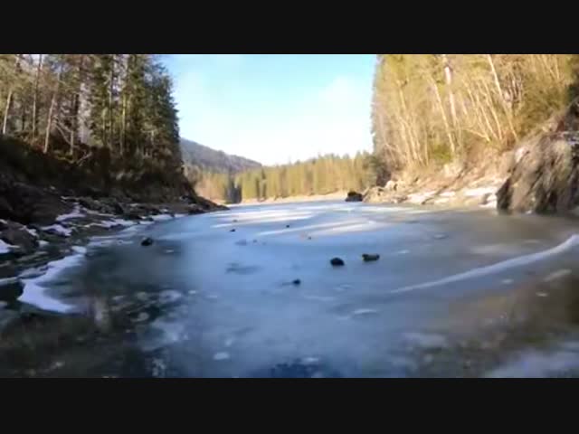 Нападение злой рыбины подо льдом